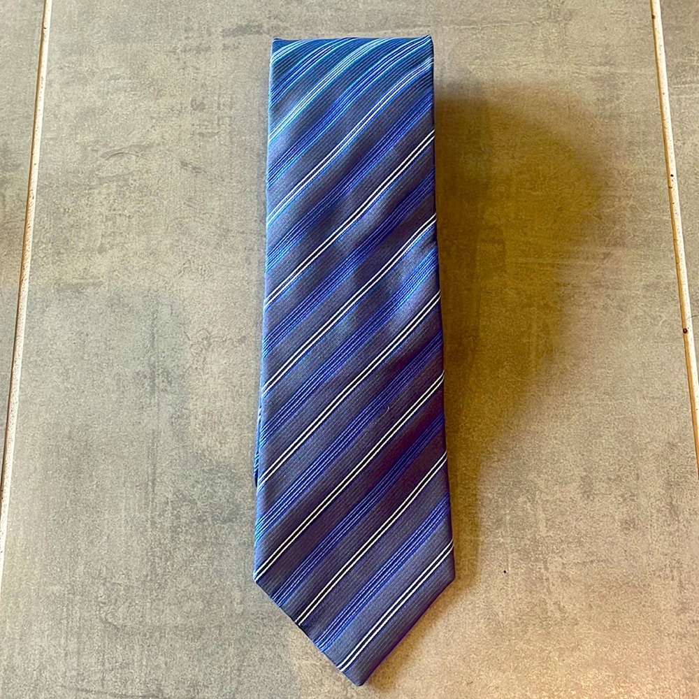 Kenneth Cole NY Silk Blues with White strip neck tie!!